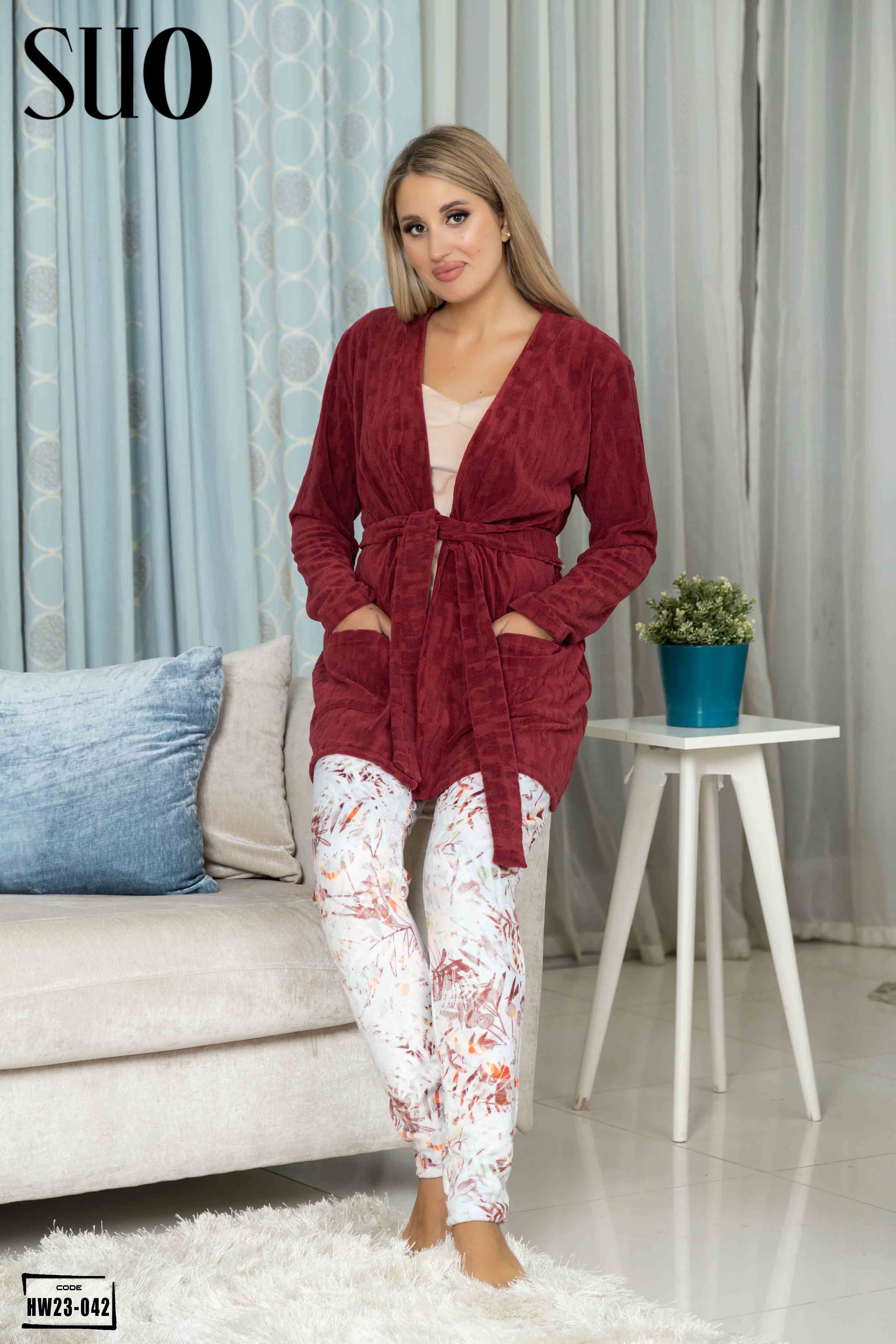 A 3 Pieces Velvet Pijama Set